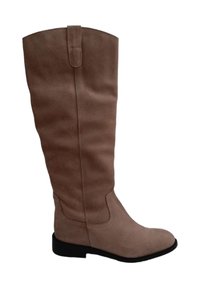 Botas de ante marrón hasta la rodilla con un diseño holgado, suela plana negra y detalles decorativos en las costuras laterales. Textura suave en toda la bota.