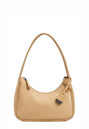 Torba iz rjave kože z ukrivljeno obliko, enojnim naramnim trakom in zgornjim zipom. Ponaša se s vozličastim okrasom in srebrnimi kovinskimi detajli.