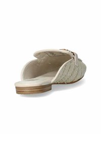 Sandalo aperto con tomaia in rafia intrecciata beige, con un tacco leggero e una fibbia decorativa di lato. Fodera interna liscia.