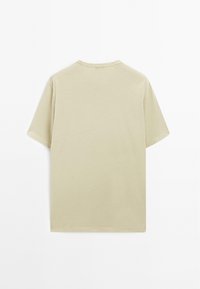 T-shirt in cotone beige chiaro con colletto rotondo, maniche corte e taglio dritto. Tessuto morbido senza motivi o accenti visibili.