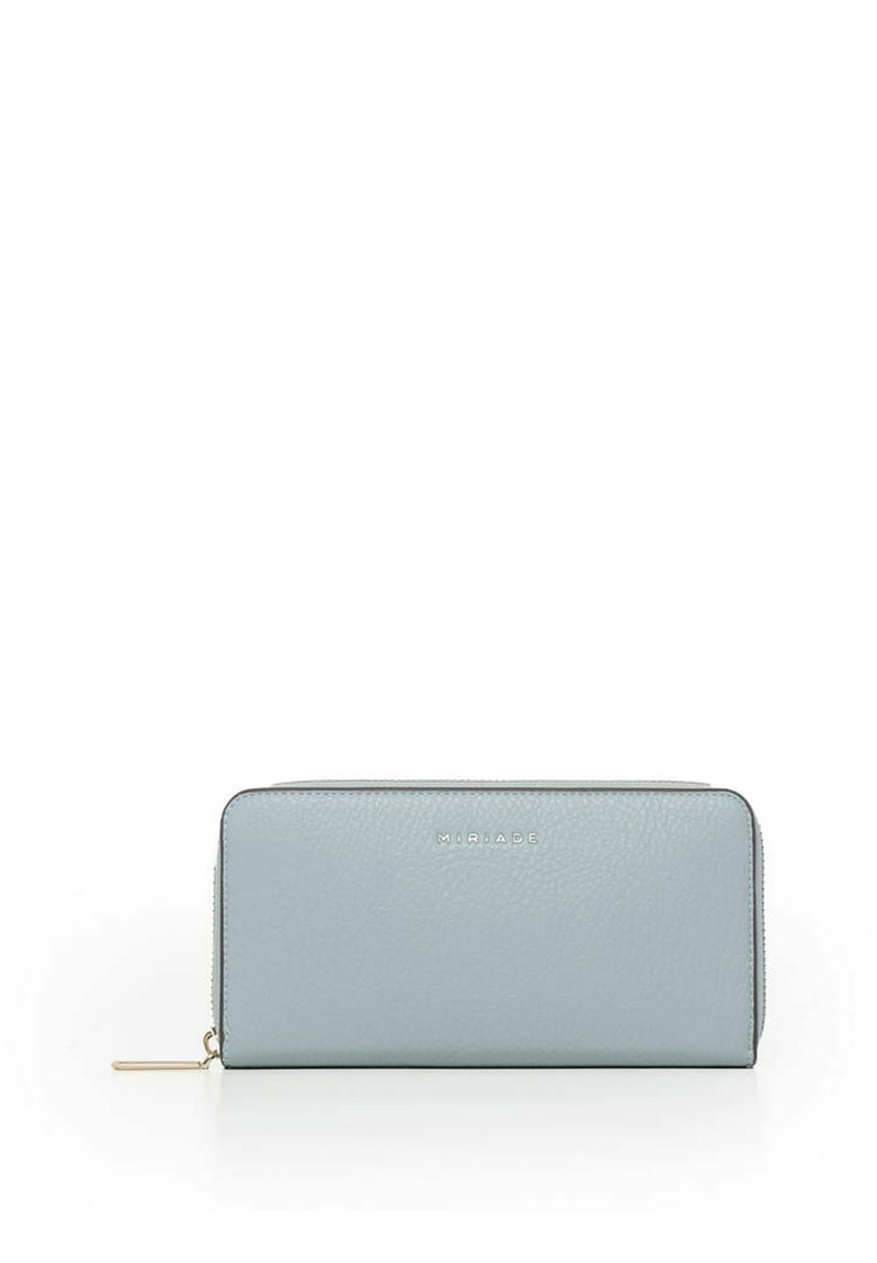 Jasnoniebieski skórzany portfel z teksturowaną powierzchnią, zamknięcie na zamek i złote wykończenia. Na przedniej stronie znajduje się wytłoczone logo marki.
