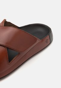 ECCO COZMO M - Ciabattine - cognac