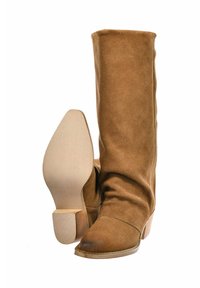 Brązowe zamszowe kozaki do kolan o miękkiej teksturze. Posiadają zaokrąglony czubek i solidny drewniany obcas. Projekt jest luźny, z bezszwową cholewką.