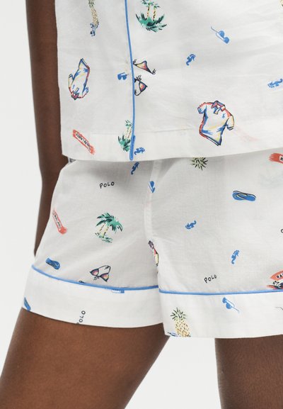 Λευκό σορτς και ταιριαστό πουκάμισο με μπλε διακοσμήσεις, διακοσμημένα με μικρά πολύχρωμα σχέδια από φοίνικες, πουκάμισα, γυαλιά ηλίου, ανανάδες και ιππόκαμπους.