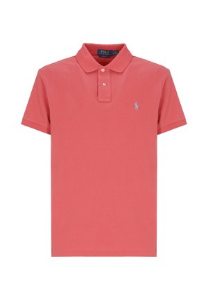 Polo pour homme à manches courtes de couleur saumon, avec deux boutons et petit logo brodé sur le côté gauche de la poitrine.