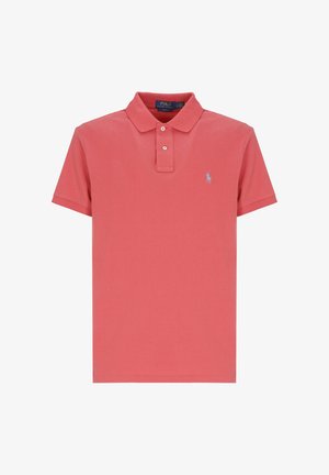 Polo pour homme à manches courtes de couleur saumon, avec deux boutons et petit logo brodé sur le côté gauche de la poitrine.