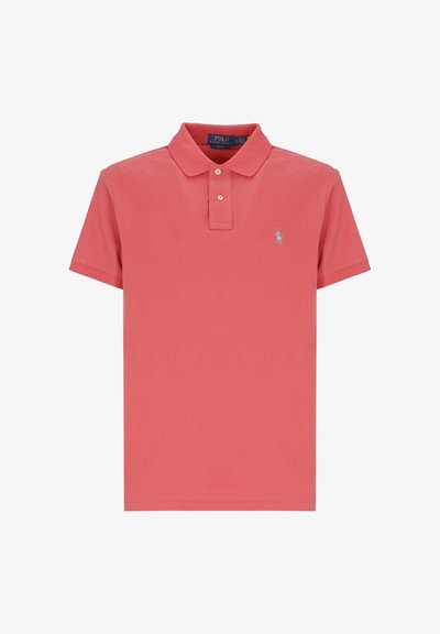 Polo pour homme à manches courtes de couleur saumon, avec deux boutons et petit logo brodé sur le côté gauche de la poitrine.