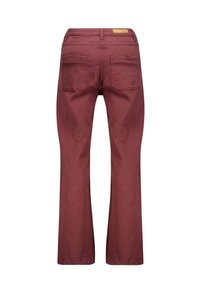 Jean évasés bordeaux avec une texture lisse, deux poches arrière et une petite étiquette marron à la taille.