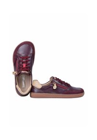 Paire de chaussures décontractées en cuir bordeaux avec des accents beiges au talon, des fermetures éclair latérales et des lacets bordeaux, vues de dessus et de côté.
