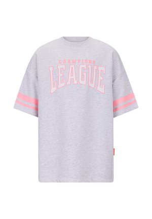 Chemise gris clair à manches courtes avec des rayures roses sur les manches et un texte rose indiquant "CHAMPIONS LEAGUE" sur la poitrine.
