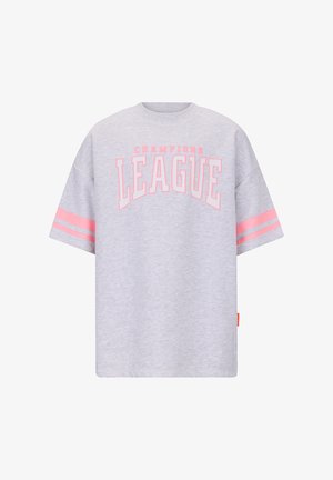 Lichtgrijs shirt met korte mouwen, met roze strepen op de mouwen en roze tekst "CHAMPIONS LEAGUE" op de borst.