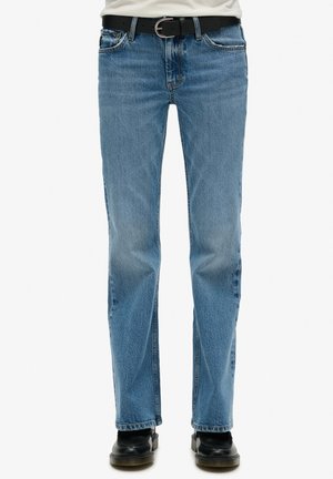 Jeans de mezclilla azul claro con corte recto, que cuentan con cinco bolsillos, costuras sutiles y un cinturón negro con una hebilla plateada.