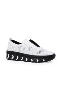 Weißer Slip-On Sneaker mit filigranen Cut-Out-Mustern, einer gepolsterten schwarzen Sohle mit weißen Chevron-Details, strukturiertem Obermaterial und glattem Innenraum.
