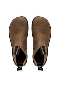 Botas de tobillo de cuero marrón con paneles laterales elásticos, punta redondeada y superficie texturizada. Presentan lengüetas y suelas de goma negra.