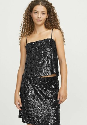 Černý dvoudílný outfit se třpytivým topem s tenkými ramínky a odpovídající třpytivou sukní. Hladký materiál, lesklý povrch, bez vzorů.