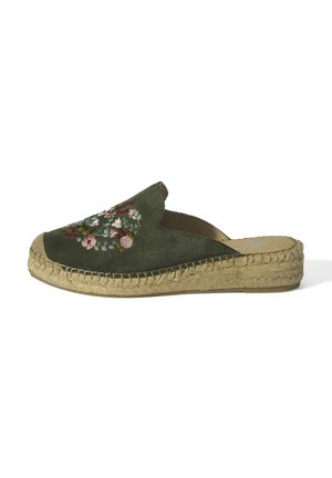 Groene instap-espadrille met geborduurd bloemenpatroon en gevlochten juten plateauzool, open achterkant voor gemakkelijk aan- en uittrekken.