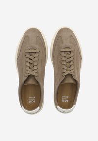 Beige Wildledersneaker mit rundem Zehenbereich, flachen Schnürsenkeln und gepolsterten Innensohlen. Off-White Gummisohlen mit Logoakzenten an der Seite und Ferse.