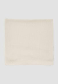 Witte linnen placemat met een zachte textuur, rechthoekige vorm en ruwe randen. Geen patronen of accenten aanwezig.