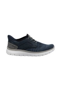 Sneaker de sport bleu marine avec tige en tissu tissé, accents en daim gris, lacets gris et semelle blanche rembourrée avec un design texturé.