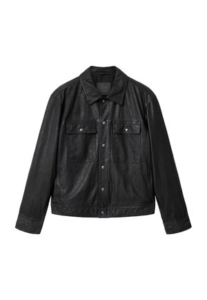 Musta nahkatakki, jossa on napitettava etuosa, kaksi läppätaskua rinnalla, pitkät hihat ja klassinen kaulus.