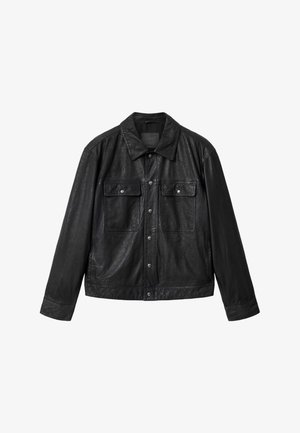 Musta nahkatakki, jossa on napitettava etuosa, kaksi läppätaskua rinnalla, pitkät hihat ja klassinen kaulus.