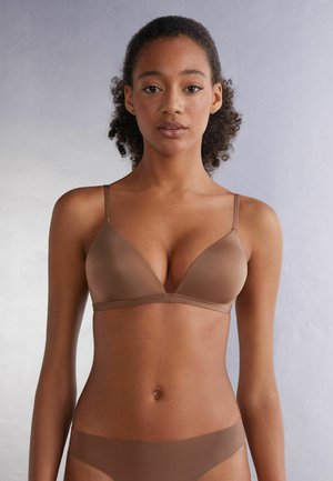 Bruine, naadloze driehoek bralette van gladde stof met verstelbare dunne bandjes. Eenvoudig ontwerp zonder versieringen of patronen.
