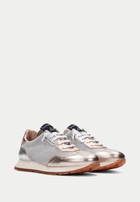 Sportliche Sneaker mit einer metallischen goldenen und silbernen Oberfläche, Mesh-Obermaterial, hellgrauen Akzenten und weißen Schnürsenkeln. Gummisohle.