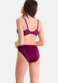 Ensemble de lingerie violet comprenant un soutien-gorge avec des accents en mesh géométrique et un slip taille haute assorti, tous deux en tissu lisse et avec des bretelles réglables.