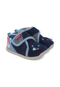 Zapatillas infantiles de color azul marino, hechas de suave fieltro, con un diseño de oso texturizado, cierre de velcro y una suela de goma con acentos multicolores.