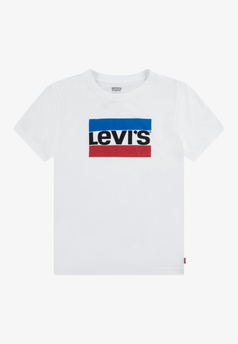 T-shirt blanc à manches courtes avec des bandes horizontales bleues et rouges et le texte noir audacieux "Levi's" centré sur le devant.
