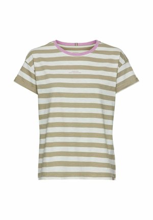 Gestreiftes T-Shirt in hellbeige und weiß mit einem pinken Ausschnitt. Hat kurze Ärmeln und einen kleinen gedruckten Text "MADE FOR DAILY ADVENTURES."