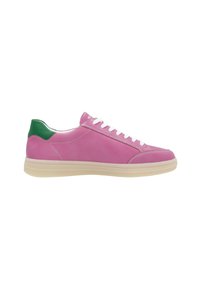 Rosa Leder-Sneaker mit weißen Schnürsenkeln, grünem Fersenbereich und beiger Gummisohle. Hat eine glatte Textur und ein klassisches Low-Top-Design.