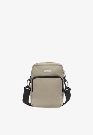 Borsa a tracolla in nylon beige con tasca frontale con zip, tracolla regolabile e logo argentato sul davanti. Texture liscia, forma rettangolare.