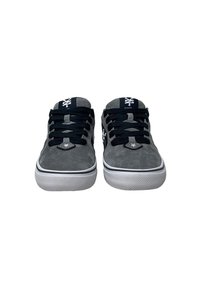Grå ruskinds sneakers med sorte snørebånd og detaljer. Har en hvid gummisål og hexagonal logo detaljer på siden.