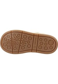Suela de zapato de goma marrón con patrones circulares y agujeros de ventilación, logotipo de marca grabado y diseño dividido para flexibilidad.