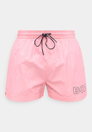 Rosa badeshorts med elastisk midje og svart snor, med "BOSS"-tekst på venstre benkant.