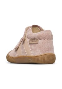 Zapato de tobillo de ante rosa con un panel de cuero suave, correa de Velcro y suela de goma texturizada que presenta un sutil patrón de diamante.