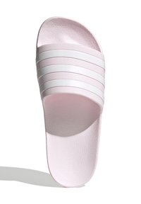 Světlounce růžová nazouvací sandála se čtyřmi bílými texturovanými pruhy přes horní část. Hladký, lehce lesklý materiál s kulatou stélkou.