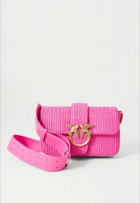 Mala tiracolo rosa vivo em tecido trançado com alça larga ajustável e fecho em metal dourado com duas figuras de pássaros.