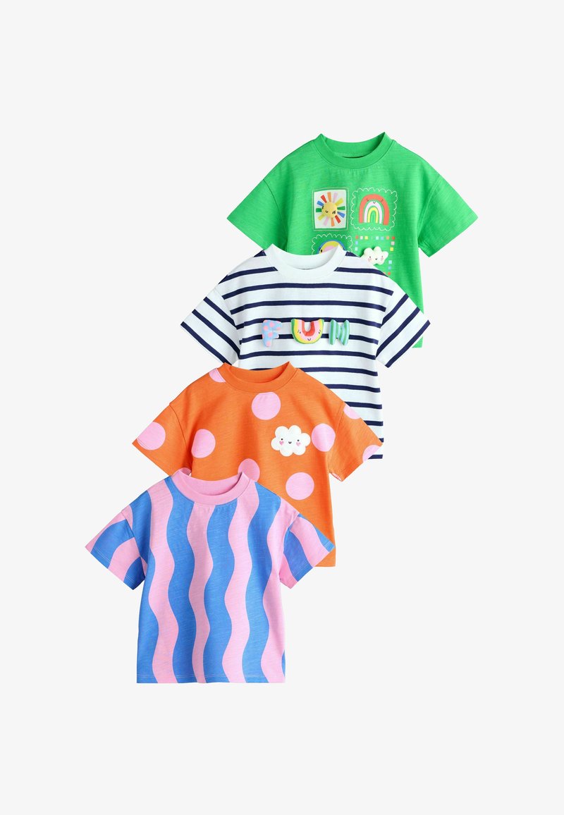 Cuatro camisetas de manga corta: verde con cuadrados gráficos, blanca a rayas con texto colorido, naranja con puntos rosas y rosa-azul con patrón ondulado.