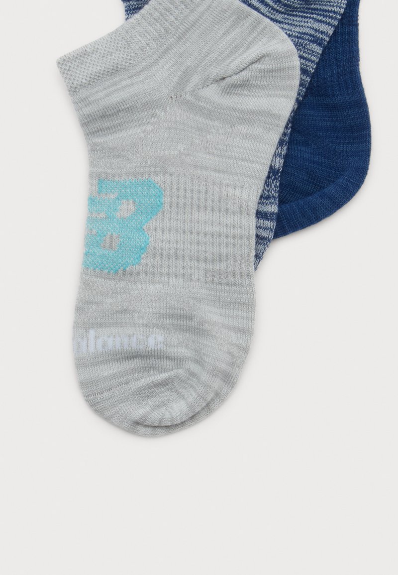 Zwei Paare Socken: ein graues Paar mit einem strukturierten Muster und türkisfarbenem Logo, ein marineblaues Paar mit einem gestreiften Design; kurze Knöchelsocken.