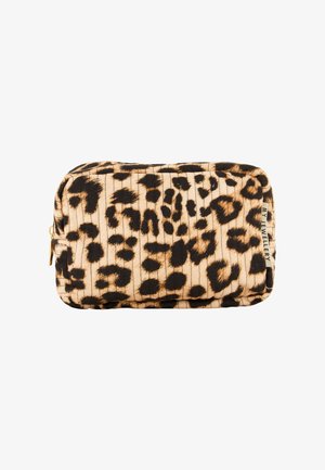 Rechteckige weiche Tasche mit beigem und schwarzem Leopardenmuster und einem kleinen Etikett mit der Aufschrift "My Jewellery" an der Seite.