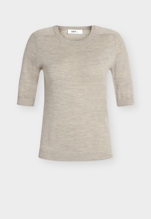 Maglione beige a maniche corte lavorato a maglia con scollo tondo e polsini e orlo a coste, disteso su uno sfondo semplice.