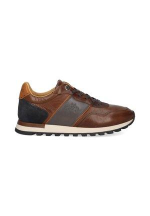 Sneaker en cuir marron avec des accents noirs et gris, présentant une surface texturée, des lacets ronds et une semelle blanche contrastante.