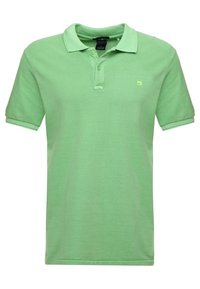 Zielona koszulka polo z teksturowanej bawełny, z klasycznym kołnierzykiem, zapięciem na dwa guziki i małym logo na klatce piersiowej.