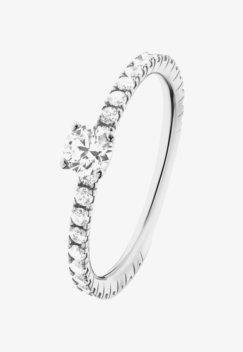 Hvidguld ring med runde slebne centrale diamant og mindre diamanter indlagt langs ringens øverste halvdel.