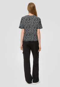 QS MIT ALL-OVER-PRINT - T-shirt imprimé - schwarz