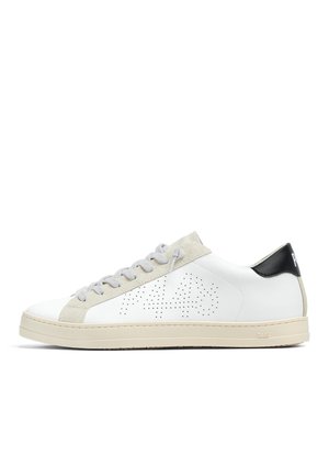 Weißer Sneaker mit niedrigem Schaft, hellgrauen Wildlederakzenten, weißen Schnürsenkeln, perforiertem Stern-Design an der Seite und schwarzem Fersenlasche mit Branding.