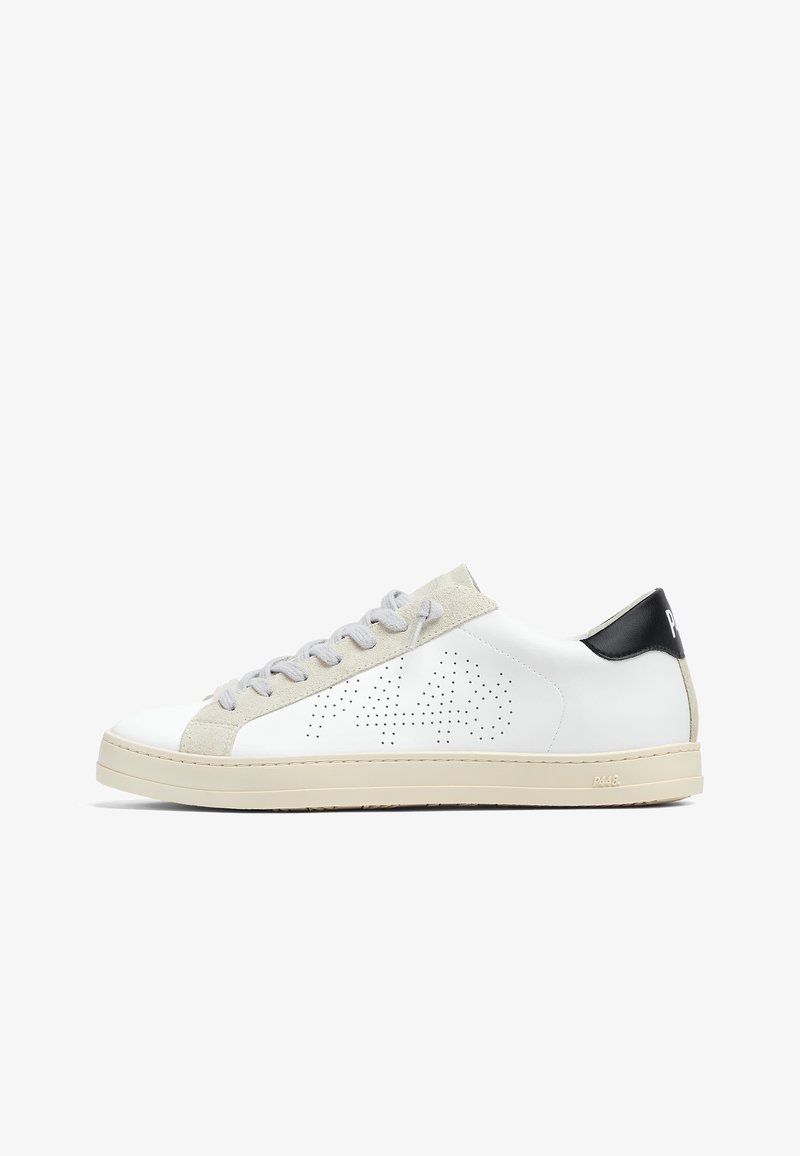 Baskets basses blanches avec accents en daim gris clair, lacets blancs, motif étoile perforé sur le côté et languette de talon noire avec marquage.