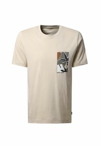 Beige Baumwoll-T-Shirt mit Rundhalsausschnitt, ausgestattet mit einer Fronttasche, die mit einem grafischen Design in erdigen Farben und schwarzen Akzenten verziert ist.